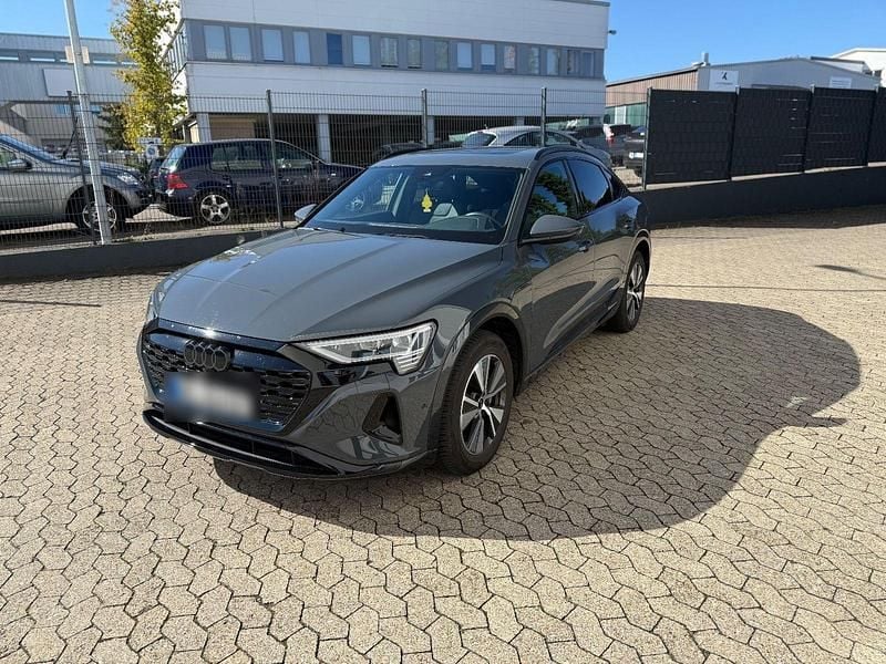 Grau Gebraucht 2023 Audi Q8 e-tron Advanced SUV | 48.500 € (Guter Preis) - Bild 1/4