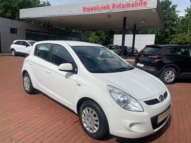 Weiss Gebraucht 2012 Hyundai i20 Limousine | 3.950 € (Fairer Preis) - Bild 1/4