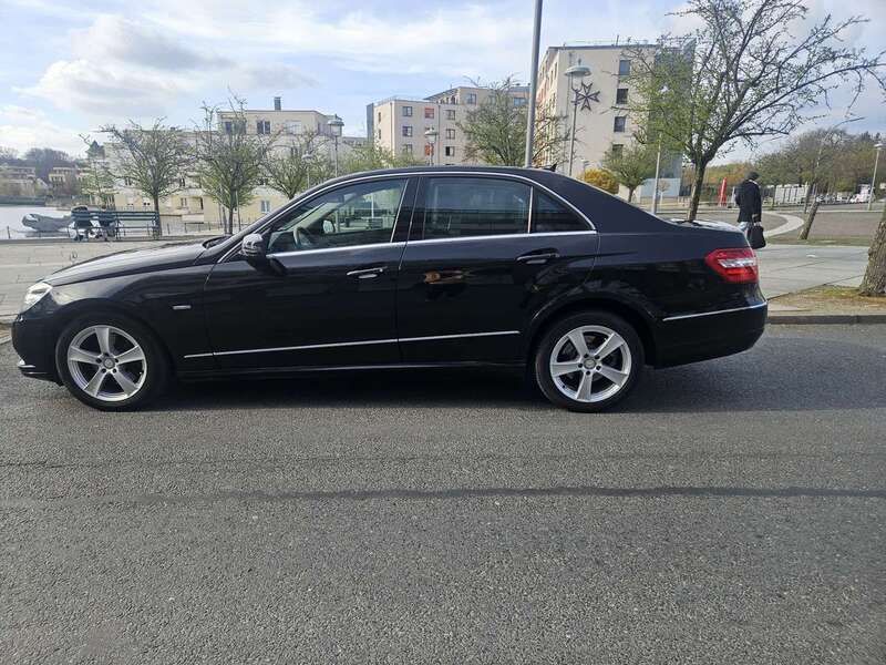 Schwarz Gebraucht 2009 Mercedes E350 Limousine | 10.900 € (Fairer Preis) - Bild 1/4