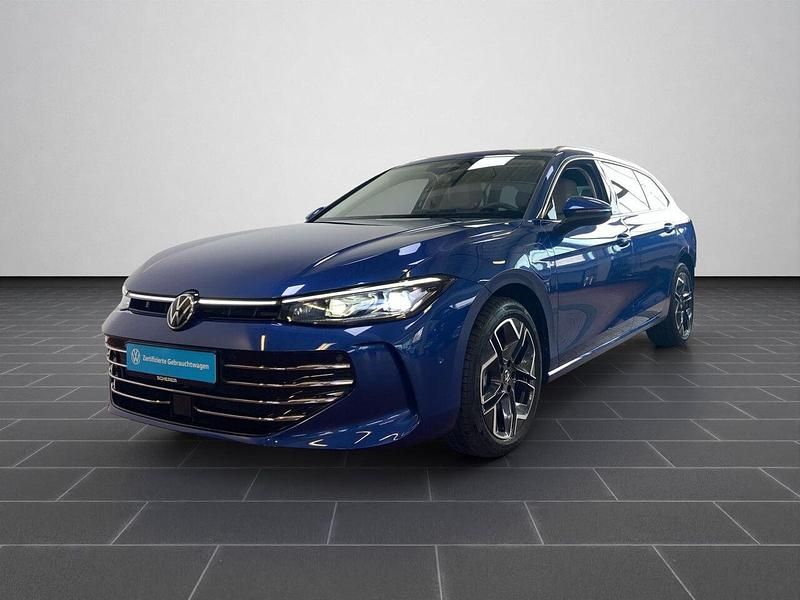 Reef blue metallic (metallic) Gebraucht 2024 VW Passat Limousine | 42.940 € (Superpreis) - Bild 1/4