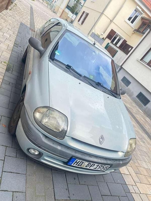 Grau Gebraucht 2000 Renault Clio II Limousine | 1.500 € (Fairer Preis) - Bild 1/4