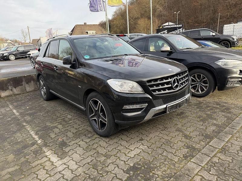 Schwarz Gebraucht 2011 Mercedes ML350 AMG SUV | 9.999 € (Fairer Preis) - Bild 1/4