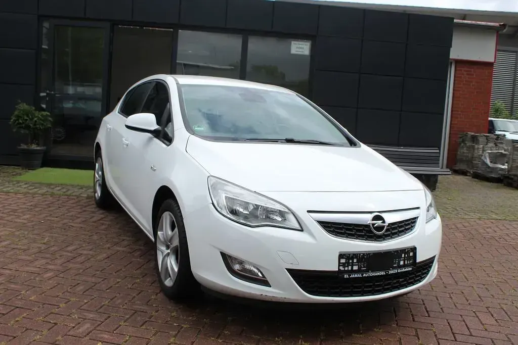 Gebraucht Opel Astra Edition 101 PS (74 kW) 2012 Weiß Limousine
