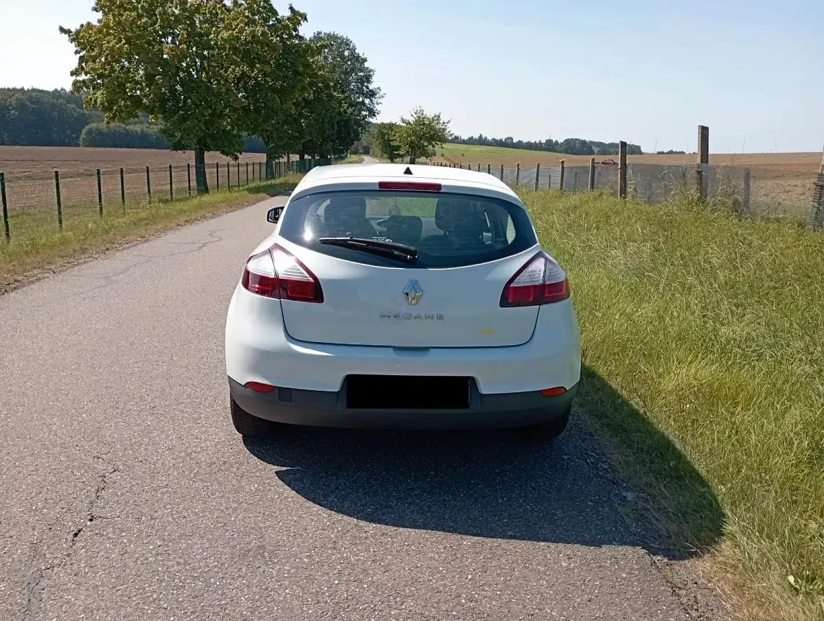 Używany Renault Mégane 110 KM (80 kW) 2015 Biały Sedan/Limuzyna