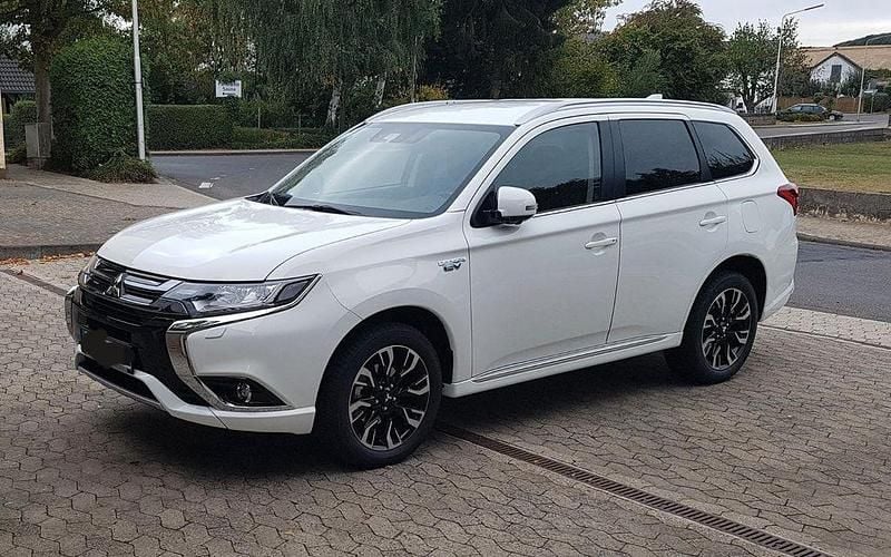 Gebraucht Mitsubishi Outlander P-HEV Plus 203 PS (149 kW) 2018 Weiß SUV