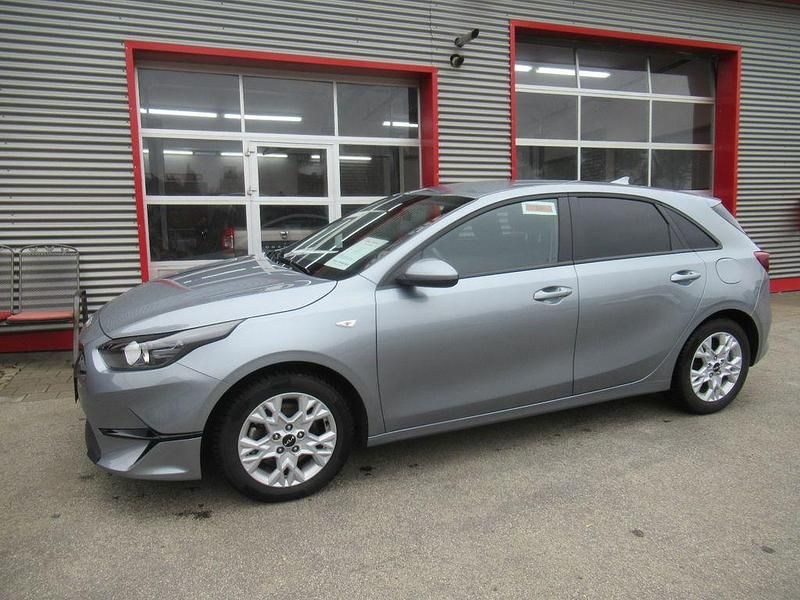 Second-hand Kia Ceed 101 CP (74 kW) 2024 Argintiu Hatchback