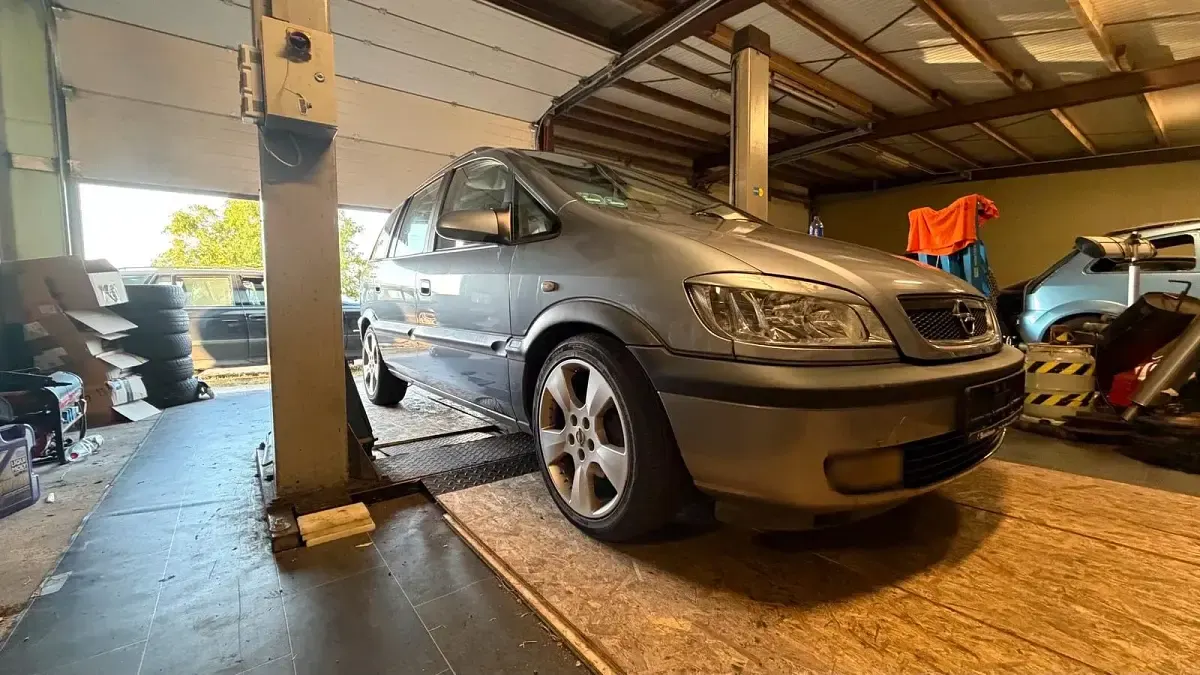 Gebraucht Opel Zafira OPC 125 PS (91 kW) 2003 Silber Van / Kleinbus