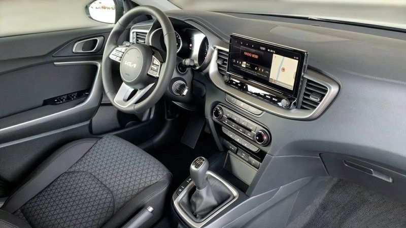 Neu Kia Ceed 140 PS (102 kW) 2025 Grau Kleinwagen