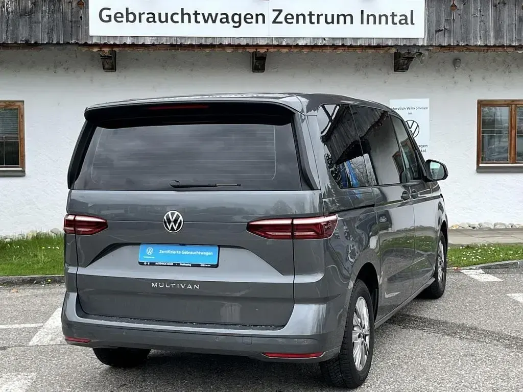Gebraucht VW Multivan Basis 204 PS (150 kW) 2023 Indiumgrau Van / Kleinbus