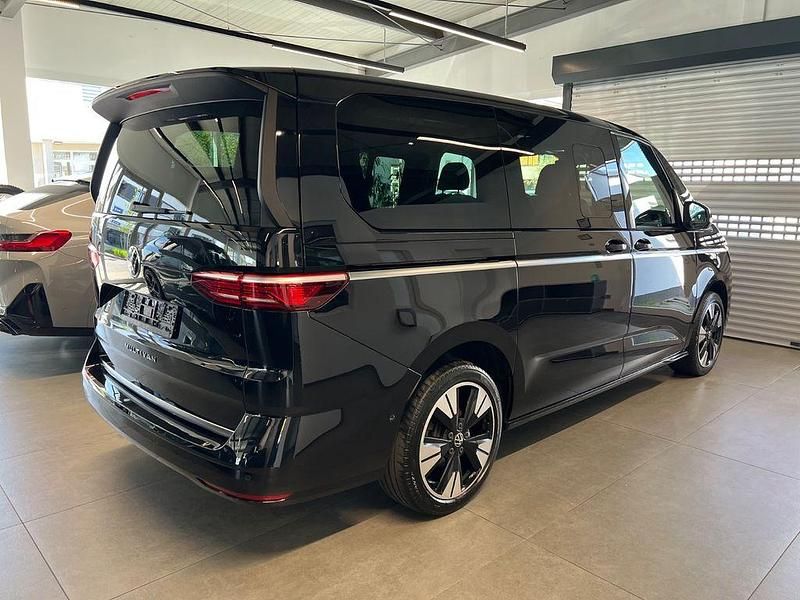 Second-hand VW Multivan Style 150 CP (110 kW) 2024 Negru Monovolum