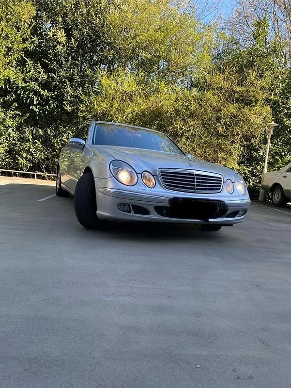 Grau Gebraucht 2005 Mercedes E280 Limousine | 3.990 € (Guter Preis) - Bild 1/4