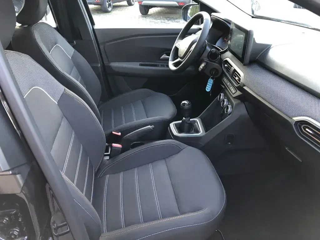 Neu Dacia Sandero Expression 91 PS (66 kW) 2025 Schwarz Limousine