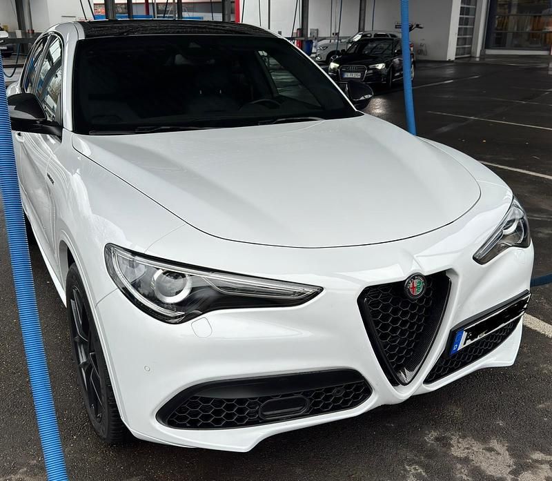 Weiß Gebraucht 2022 Alfa Romeo Stelvio Veloce SUV | 42.999 € - Bild 1/4