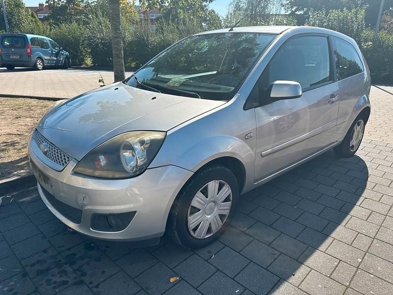 Grau Gebraucht 2007 Ford Fiesta Limousine | 650 € - Bild 1/4