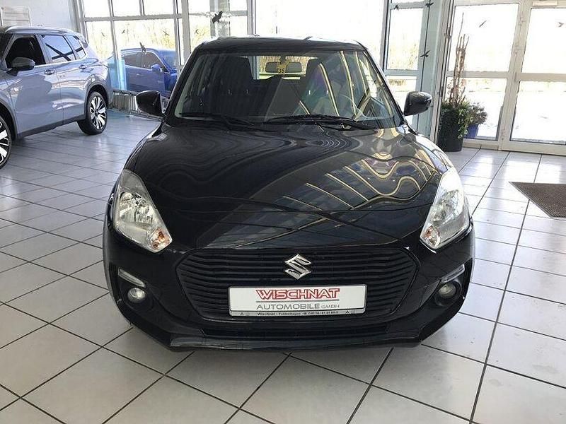 Gebraucht Suzuki Swift Comfort 90 PS (66 kW) 2020 Super black pearl metallic Kleinwagen