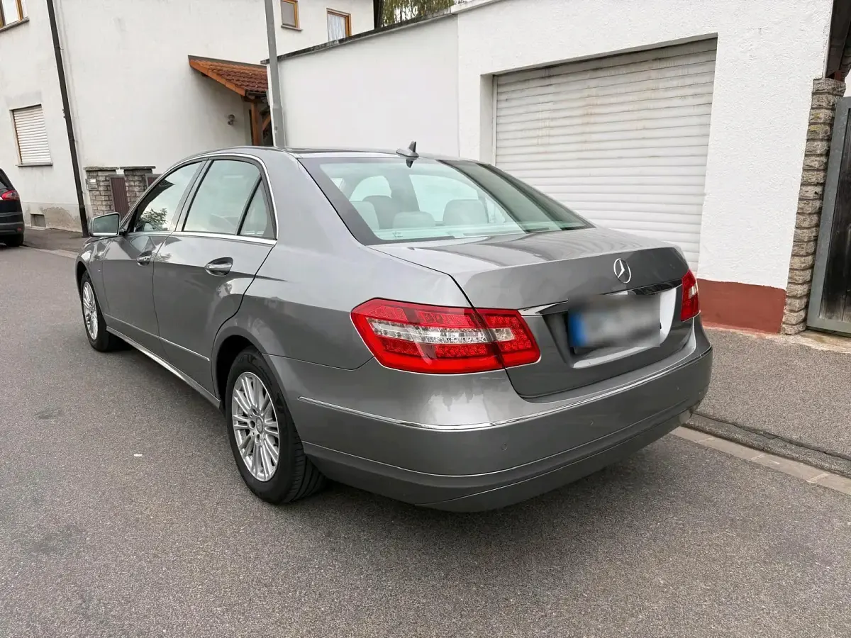 Gebraucht Mercedes E220 170 PS (125 kW) 2012 Grau Limousine