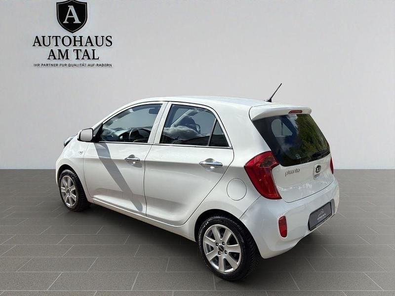 Second-hand Kia Picanto Edition 7 69 CP (50 kW) 2014 Alb Hatchback