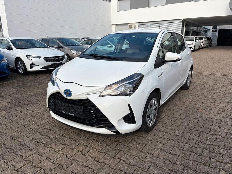 Weiß Gebraucht 2018 Toyota Yaris Hybrid Comfort Limousine | 11.995 € (Fairer Preis) - Bild 1/4