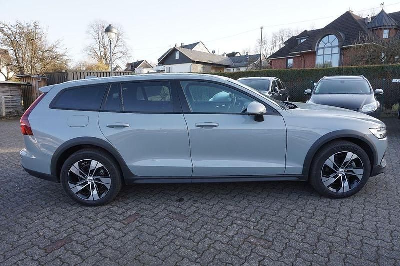 Gebraucht Volvo V60 CC Plus 197 PS (144 kW) 2023 Vapour grey Kombi