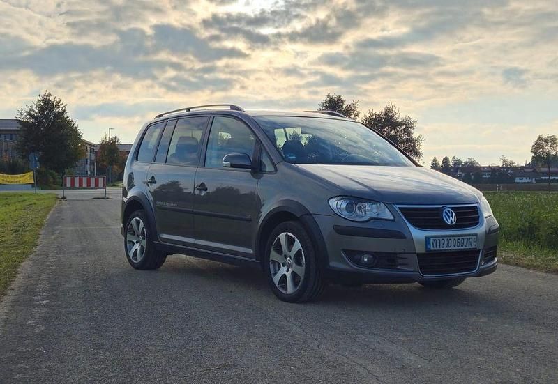 Grau Gebraucht 2008 VW Touran Cross Highline Van / Kleinbus | 5.400 € (Fairer Preis) - Bild 1/4