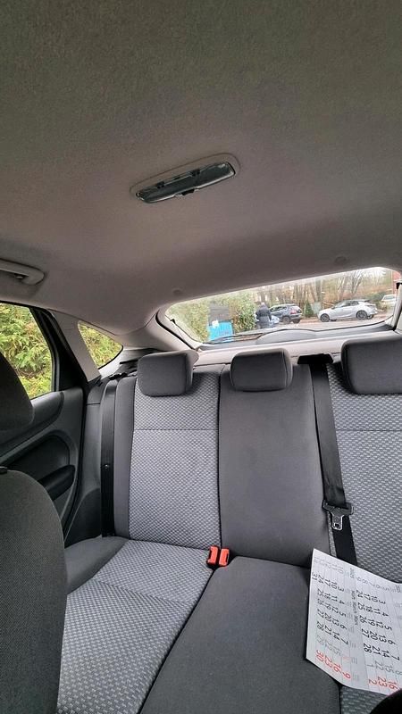 Blau Gebraucht 2007 Ford Focus Limousine | 1.700 € - Bild 1/4