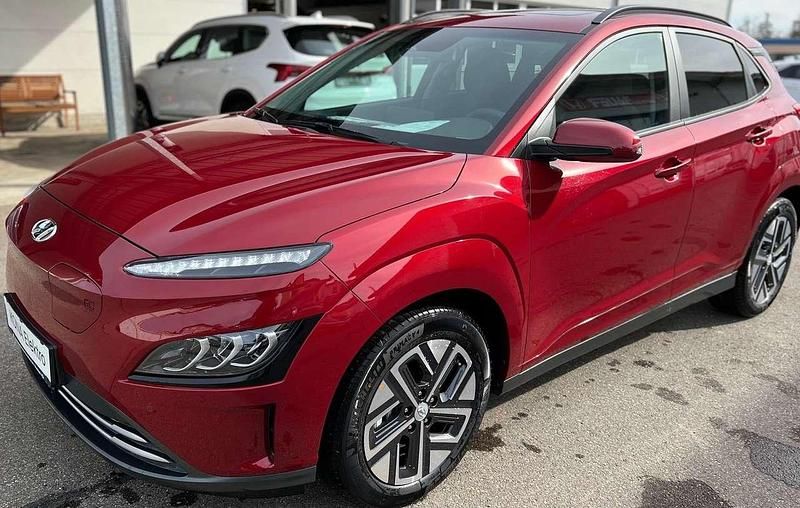 Gebraucht Hyundai Kona Trend 150 kW (204 PS) 2024 Sunset red / mic SUV