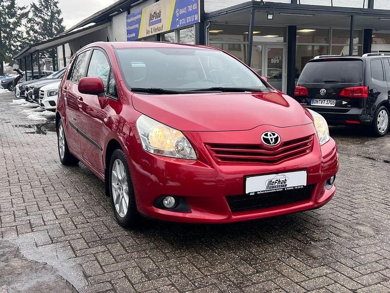 Gebraucht Toyota Verso Travel 147 PS (108 kW) 2012 Rot Van / Kleinbus