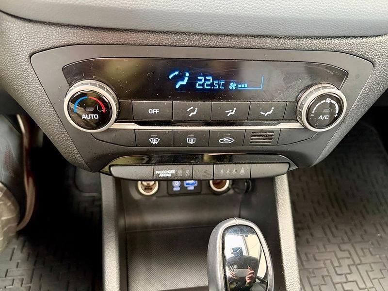 Gebraucht Hyundai i20 101 PS (74 kW) 2019 Silber Limousine