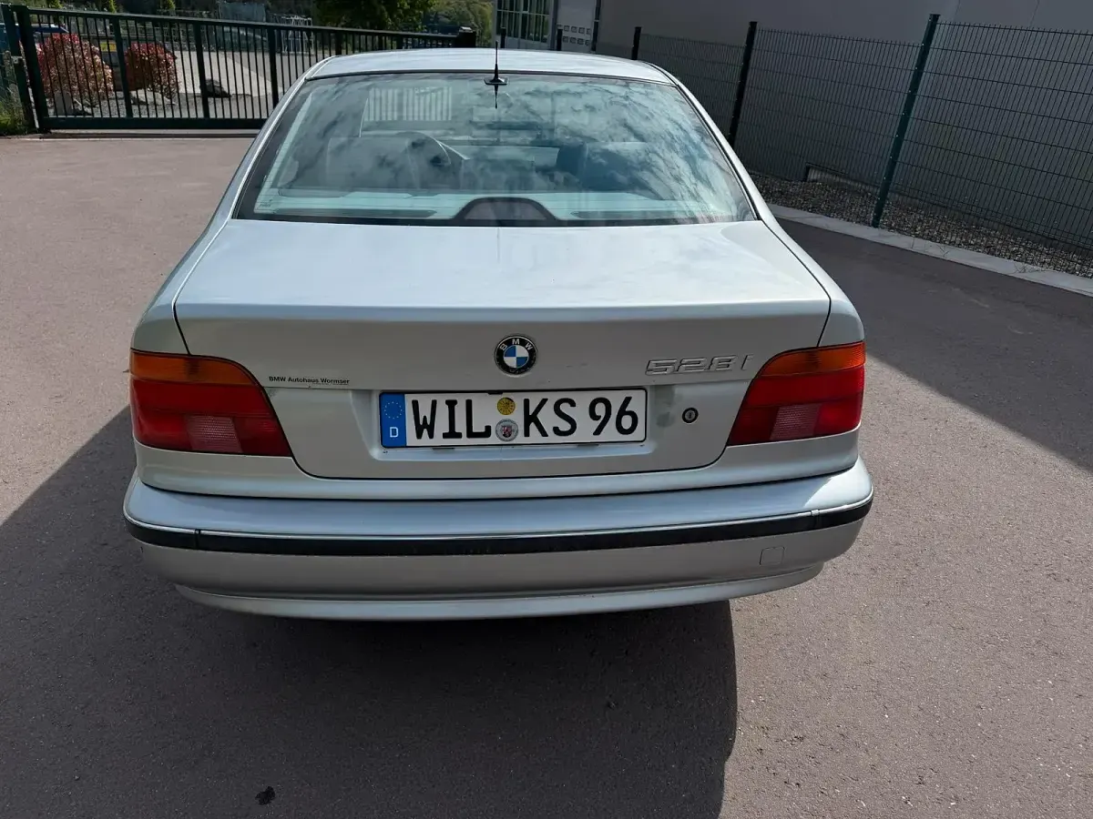 Gebraucht BMW 528 193 PS (141 kW) 1997 Silber Limousine