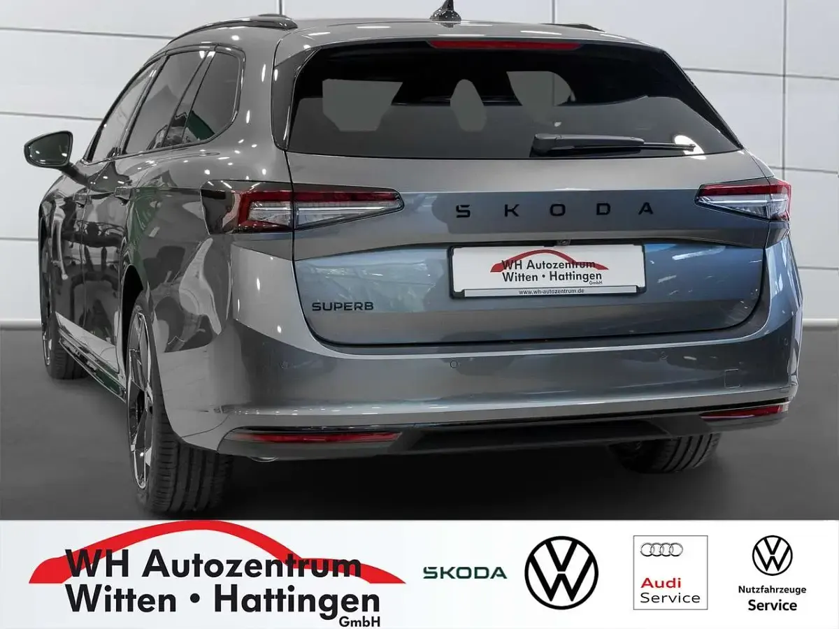 Neu Skoda Superb SportLine 150 PS (110 kW) 2026 Graphitegrau metallic Kombi