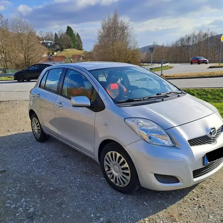 Gebraucht Daihatsu Charade 99 PS (72 kW) 2012 Silber Limousine