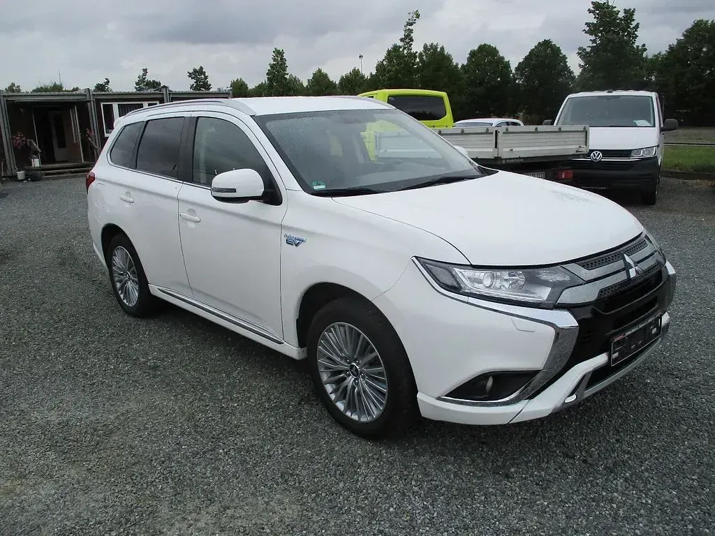 Gebraucht Mitsubishi Outlander P-HEV Basis 135 PS (99 kW) 2021 Weiß SUV