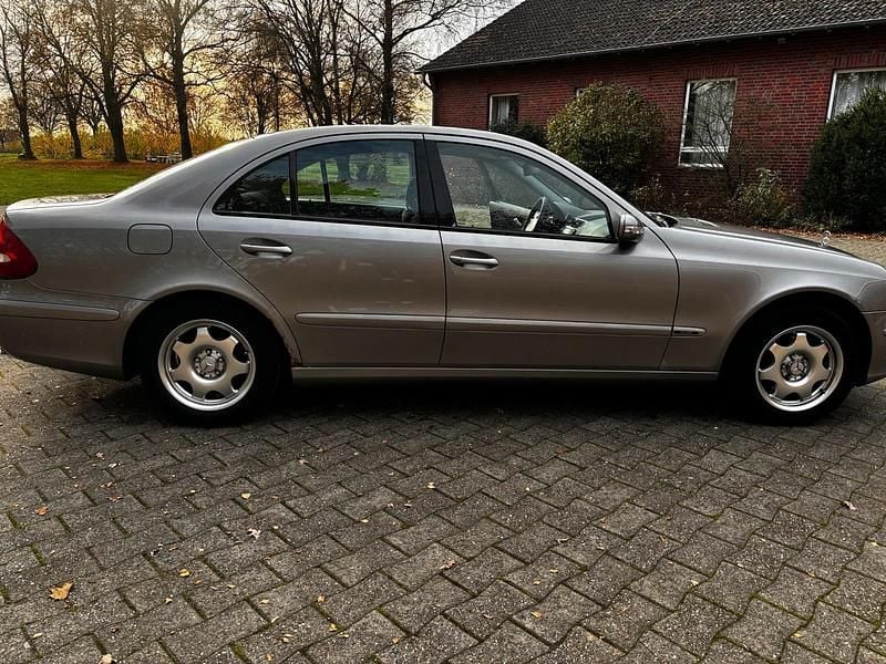 Gebraucht Mercedes E220 150 PS (110 kW) 2002 Braun Limousine