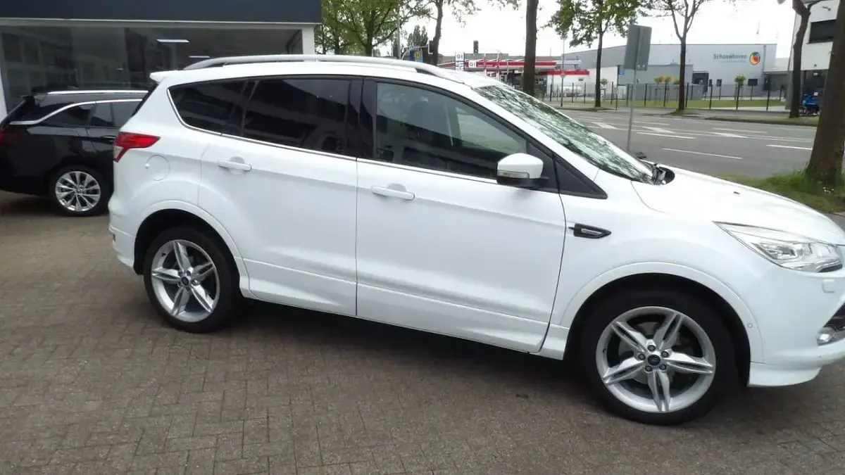 Gebraucht Ford Kuga Individual 179 PS (131 kW) 2016 Weiß SUV