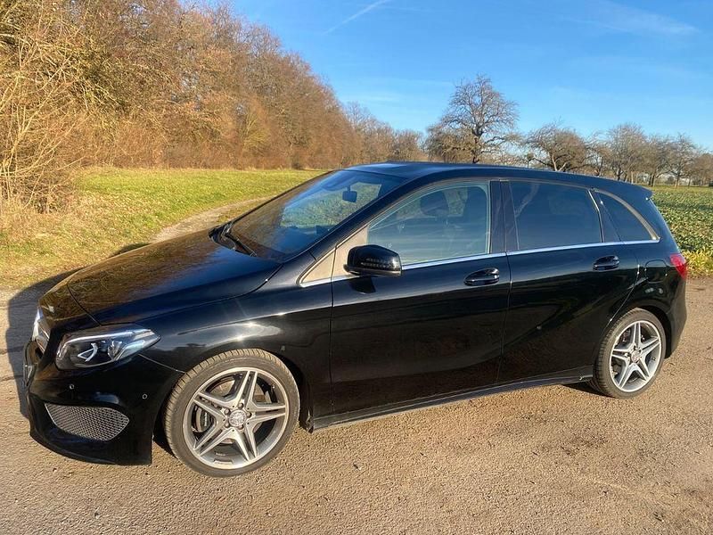 Schwarz Gebraucht 2015 Mercedes B220 AMG line Van / Kleinbus | 11.500 € (Guter Preis) - Bild 1/4