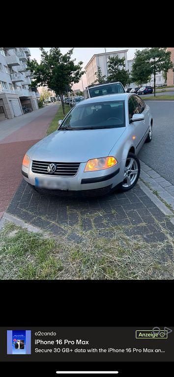 Grau Gebraucht 2002 VW Passat Basis Limousine | 1.200 € (Superpreis) - Bild 1/4