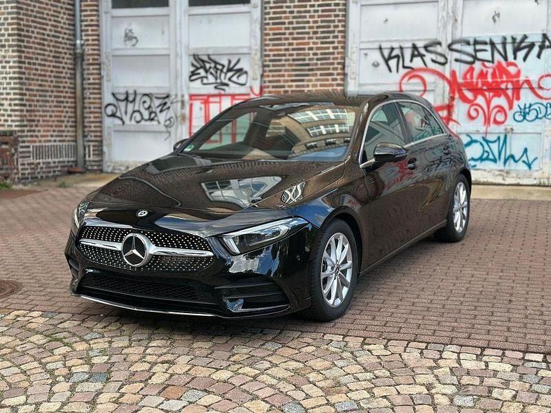 Schwarz Gebraucht 2019 Mercedes A180 Limousine | 19.999 € (Guter Preis) - Bild 1/4