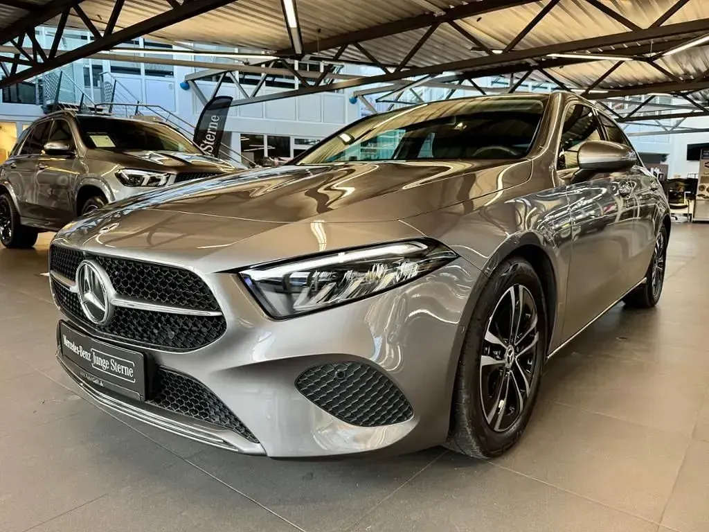 Gebraucht Mercedes A180 Progressive 116 PS (85 kW) 2024 Grau Limousine