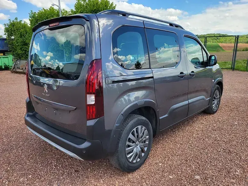 Gebraucht Peugeot Rifter Allure 110 PS (80 kW) 2023 Lackierung platiniumgrau/typ aussenverkleidung metalliclackierung Van / Kleinbus