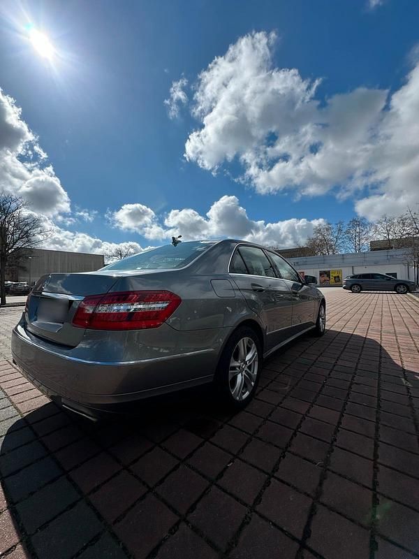 Usata Mercedes E300 252 CV (185 kW) 2011 Grigio Berlina