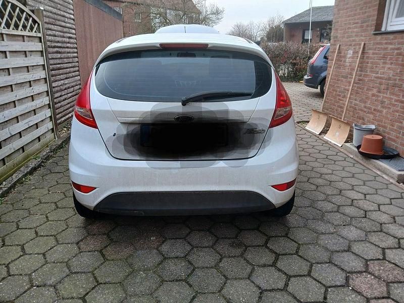 Gebraucht Ford Fiesta Champions Edition 60 PS (44 kW) 2012 Weiß Limousine