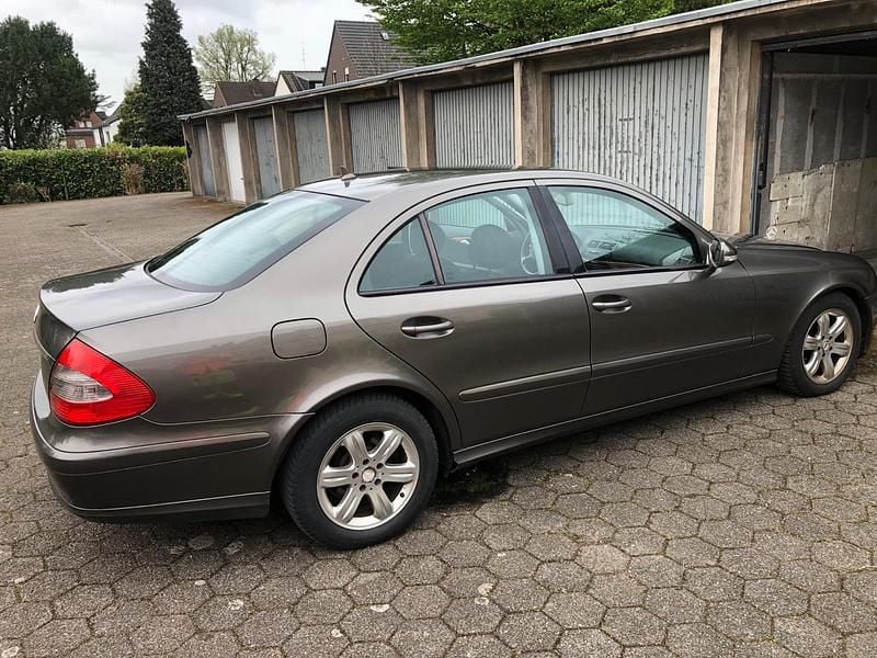 Gebraucht Mercedes E200 136 PS (100 kW) 2008 Grau Limousine
