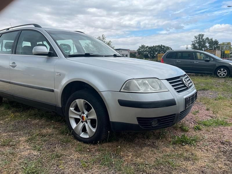 Silber Gebraucht 2001 VW Passat Kombi | 999 € (Superpreis) - Bild 1/4