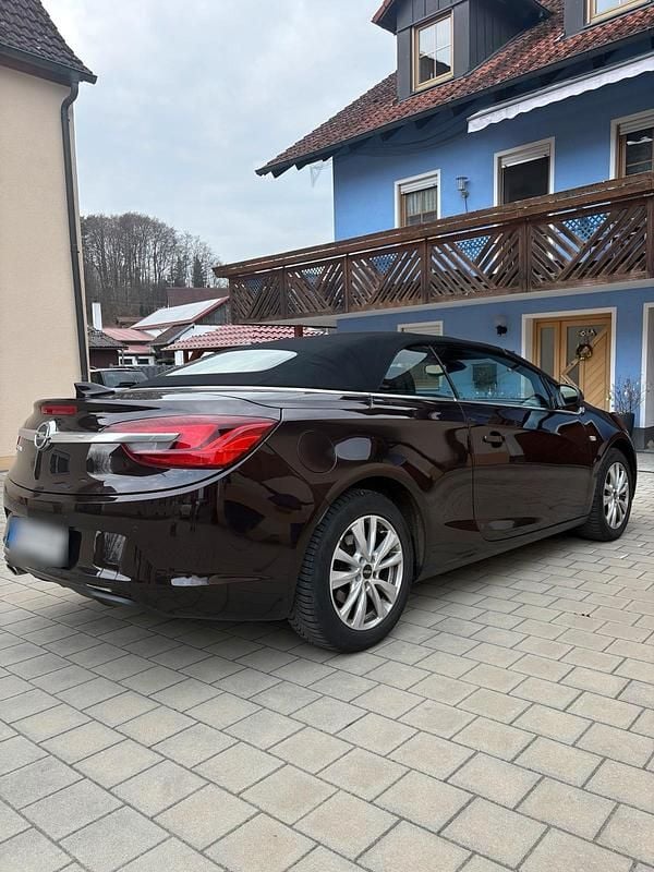 Usado Opel Cascada Innovation 120 HP (88 kW) 2017 Castanho Cabrios