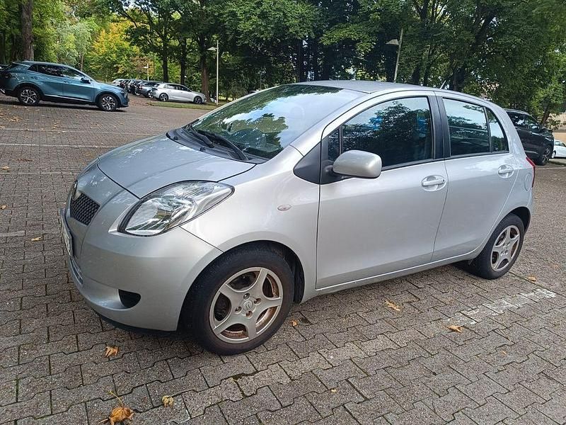 Silber Gebraucht 2007 Toyota Yaris Kleinwagen | 3.700 € (Fairer Preis) - Bild 1/4