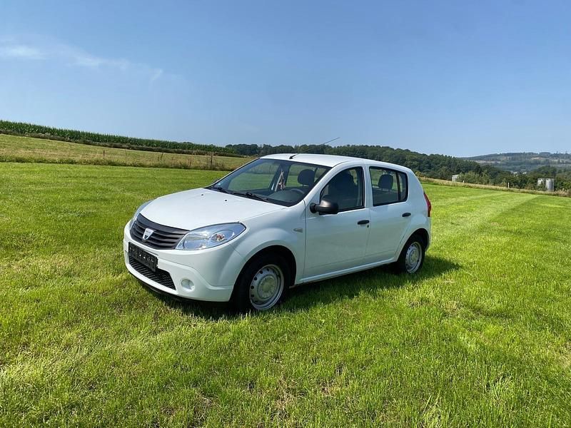 Weiß Gebraucht 2009 Dacia Sandero Kleinwagen | 1.199 € (Fairer Preis) - Bild 1/4