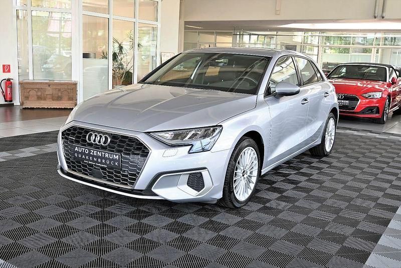 Silber Gebraucht 2022 Audi A3 Sportback Advanced Kleinwagen | 24.700 € (Superpreis) - Bild 1/3