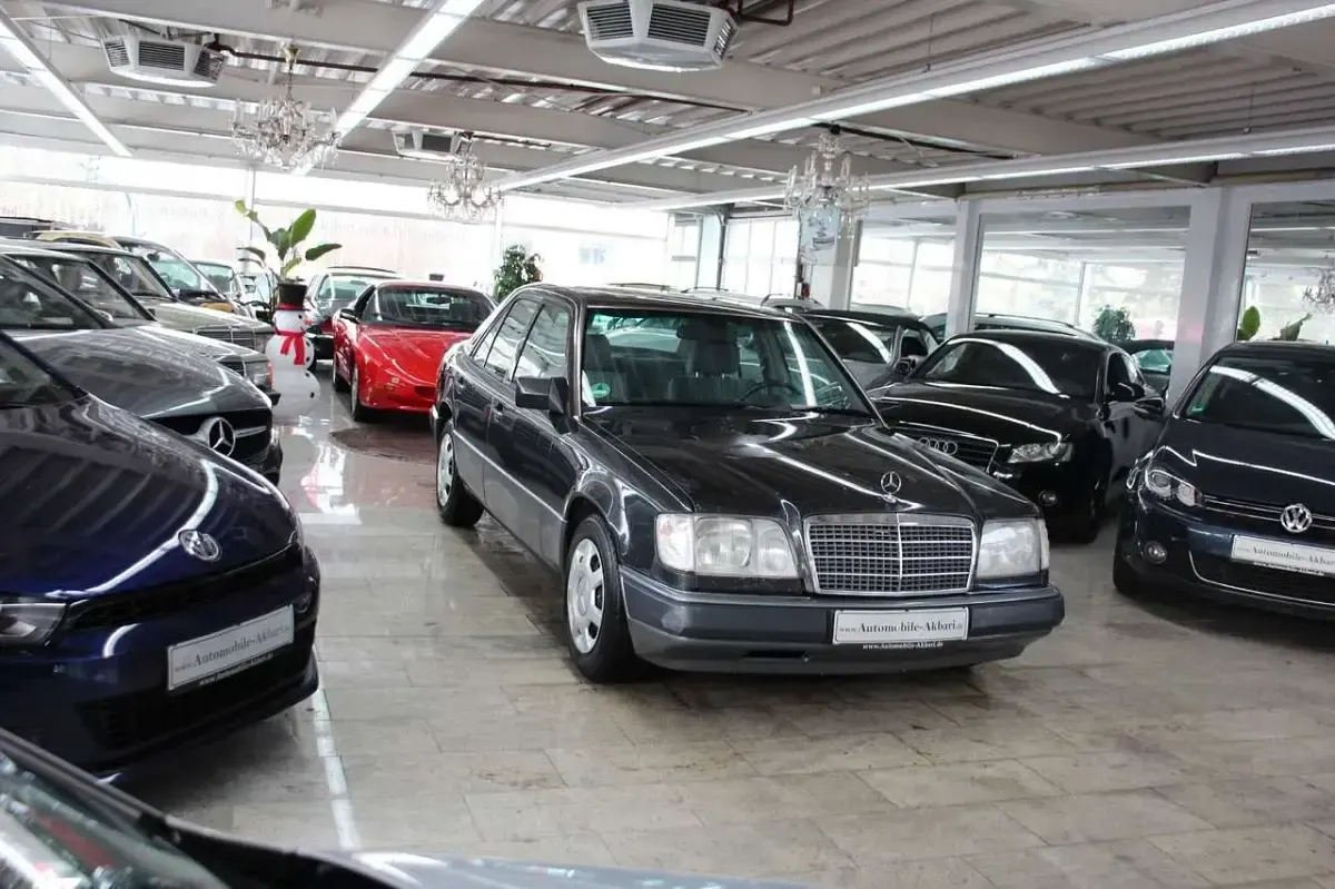 Gebraucht Mercedes E220 150 PS (110 kW) 1992 Schwarz Limousine
