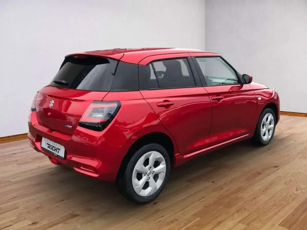 Neu Suzuki Swift Comfort 83 PS (61 kW) 2025 Burning red pearl metallic Kleinwagen
