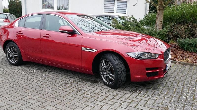 Gebraucht Jaguar XE Pure 179 PS (131 kW) 2016 Rot Limousine